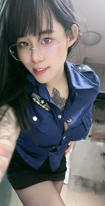 巨乳纹身妹