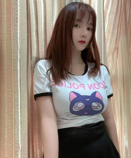 小巧大胸妹妹