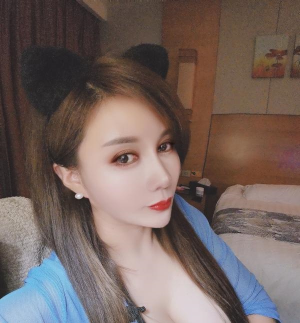 个人性感小姐姐