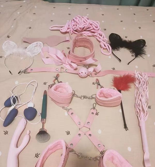 大胸翘臀道具小妹