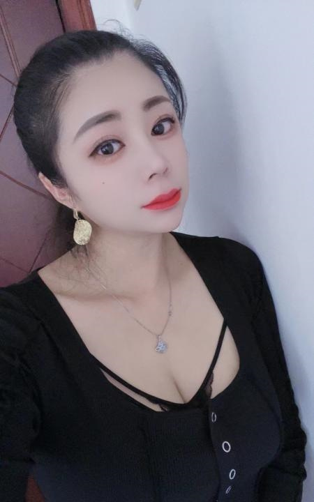 大胸后花园金莲