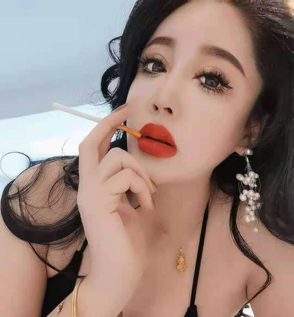 有纹身的长腿美女