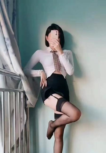 白云长腿兼职小姐姐