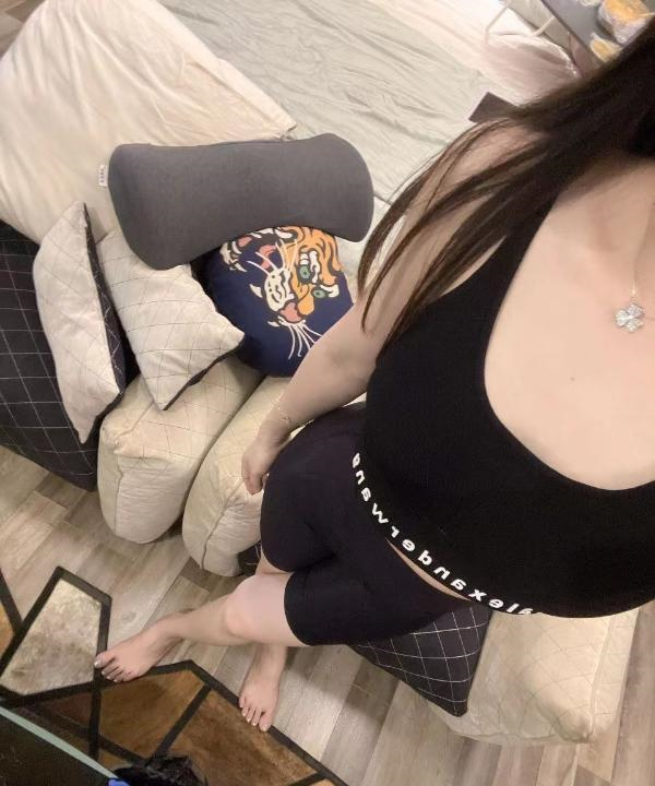 个人爱笑妹子