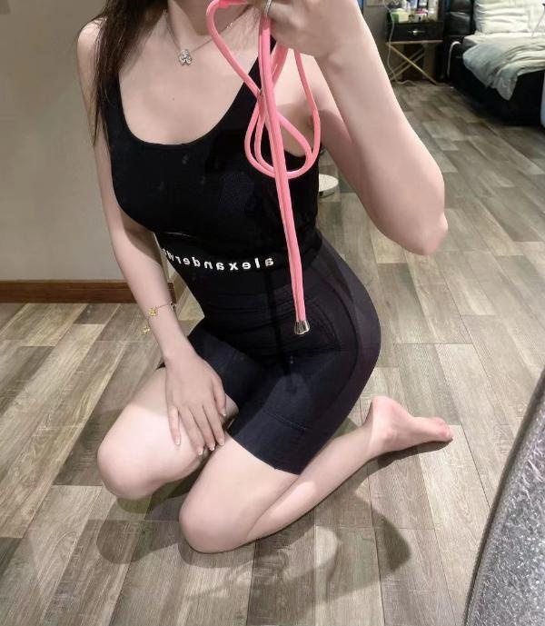 个人爱笑妹子