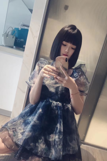 年轻貌美短发大长腿