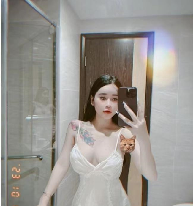 调皮可爱大胸萌妹