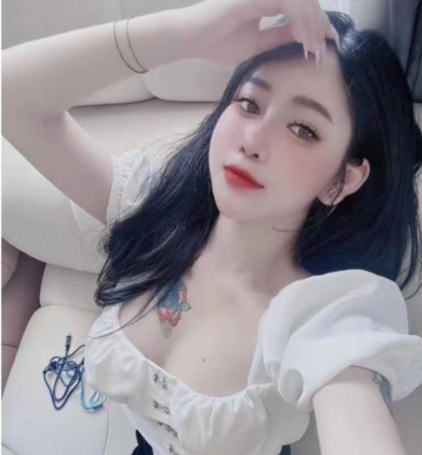 调皮可爱大胸萌妹