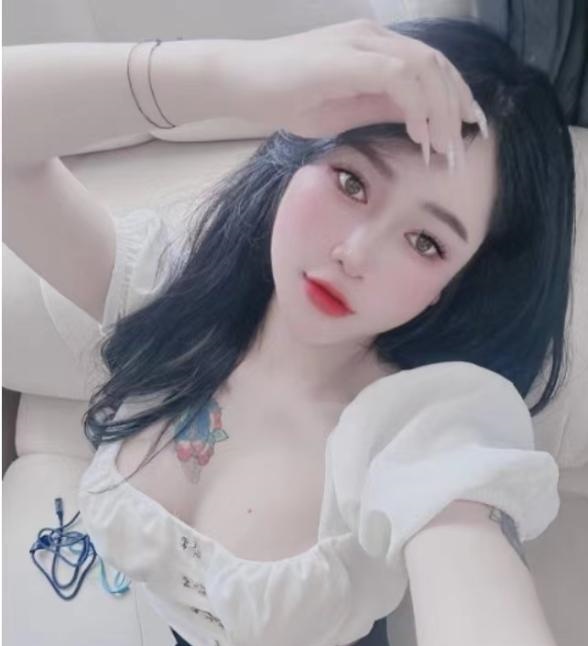 调皮可爱大胸萌妹