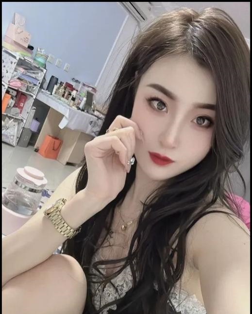 性感大波浪卷发少妇