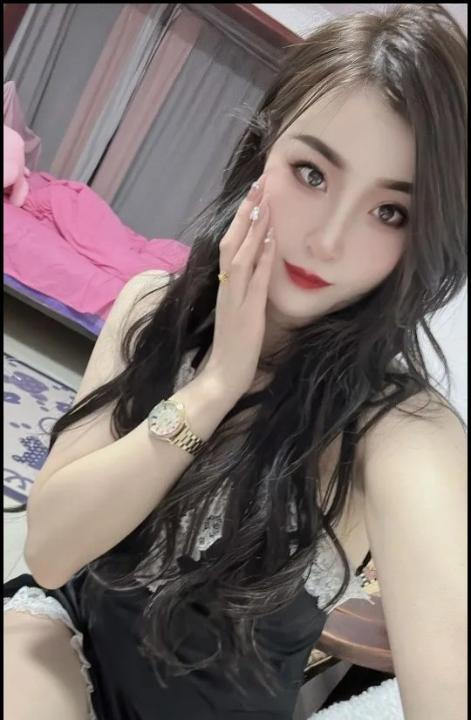 性感大波浪卷发少妇