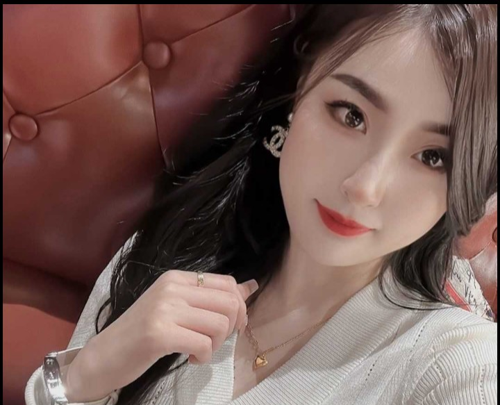 性感大波浪卷发少妇