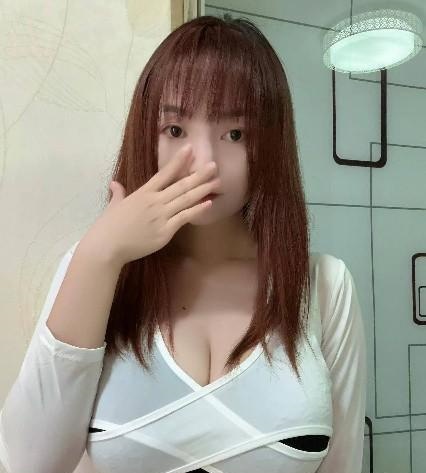 漂亮胸型妹子