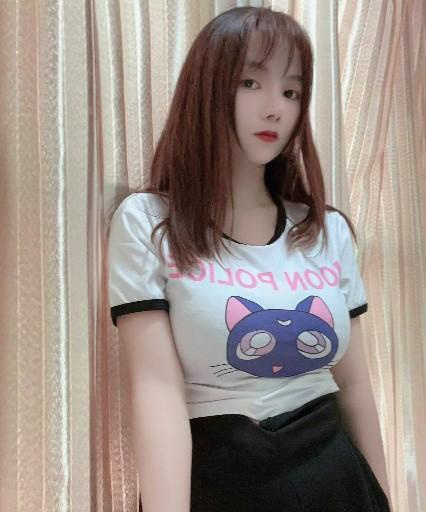 漂亮胸型妹子