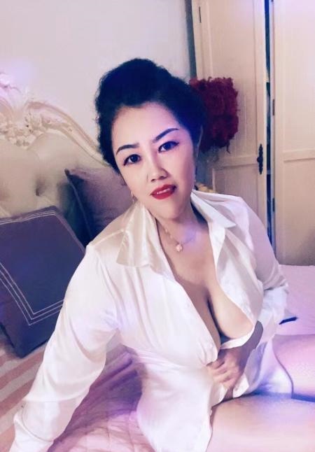大胸喷水熟女
