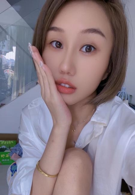 海珠笑容甜美的小姐姐