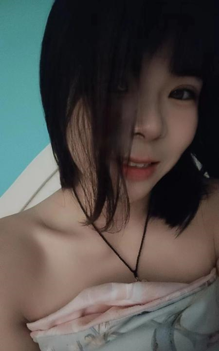 爱笑有酒窝的少妇