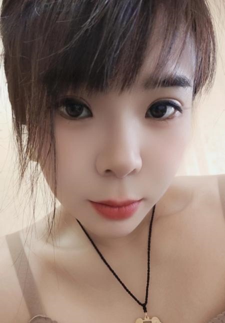 爱笑有酒窝的少妇