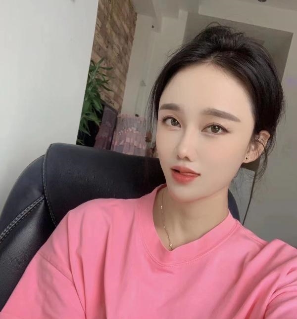 年轻漂亮的妹子