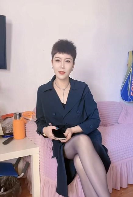 短发丝袜高跟少妇
