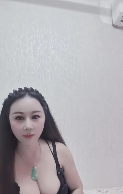 南站女仆装少妇