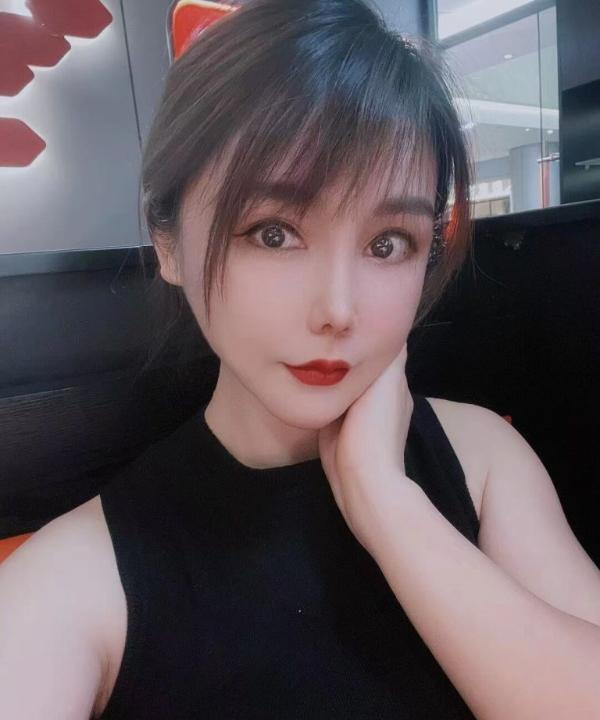 红唇知性少妇江兰