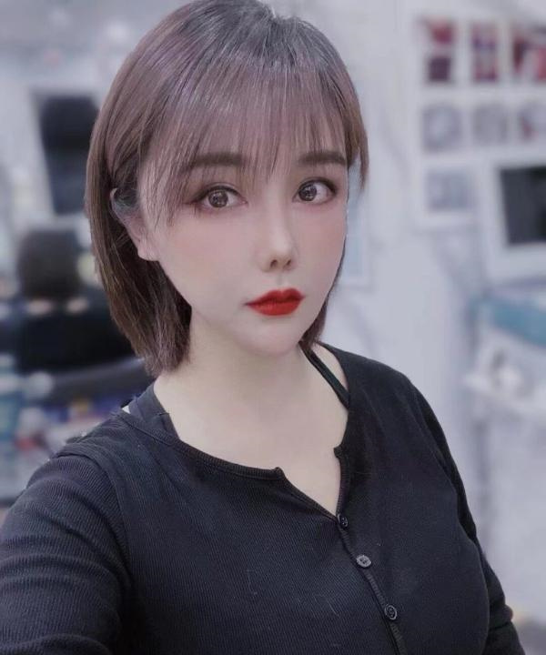 红唇知性少妇江兰