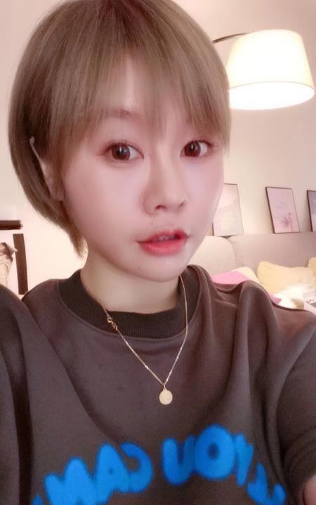 江宁短发美女雪舞