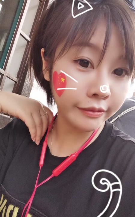 江宁短发美女雪舞