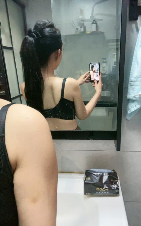 静安小麦色大胸台妹