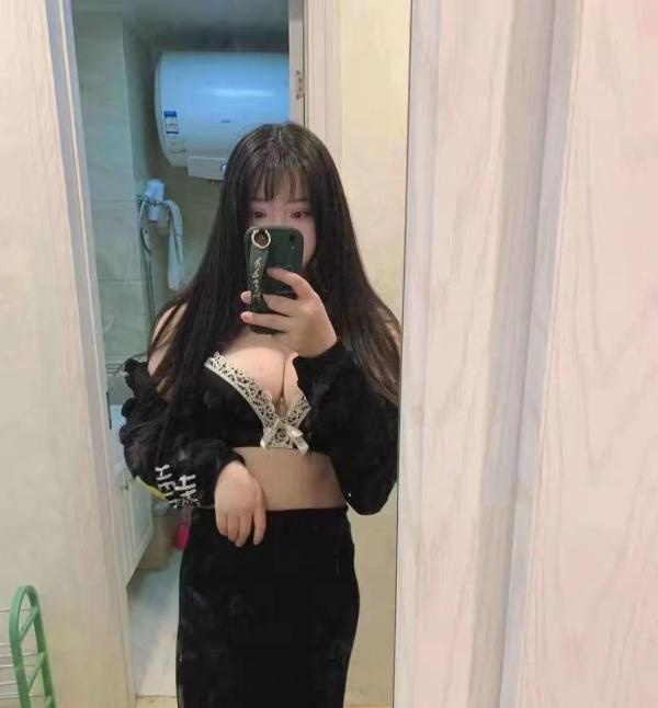 大奶含烟