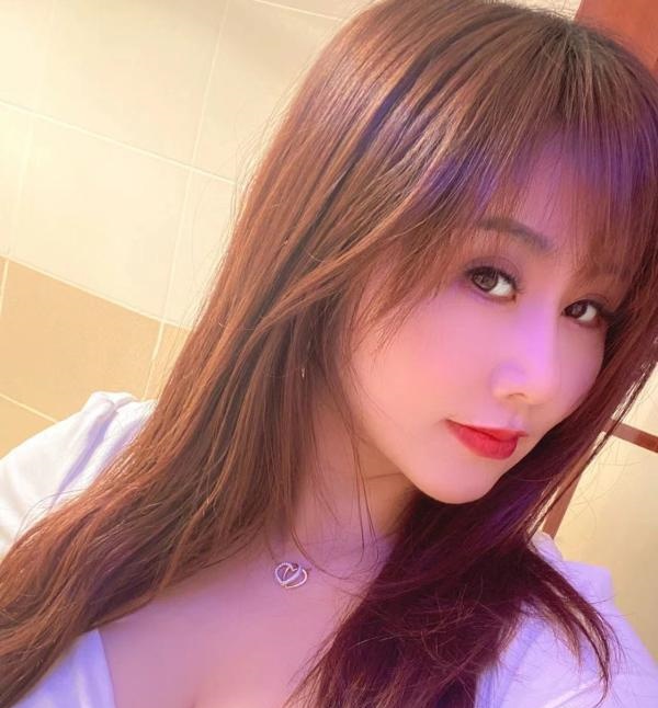 大胸美女特色抓龙筋