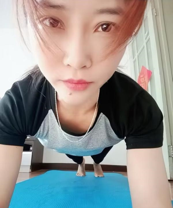 一字马健身小姐姐