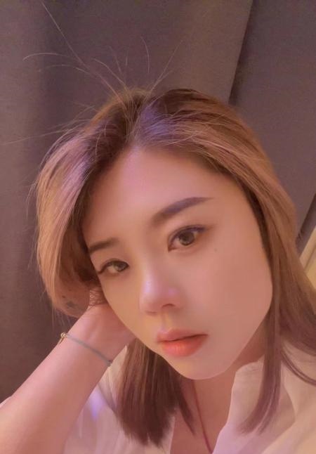 体验气质短发妹宝儿