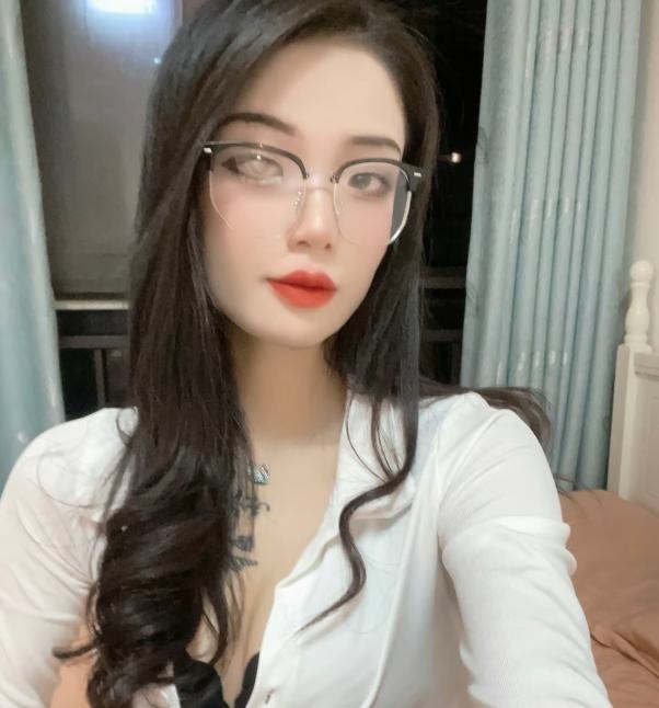 武侯嫩胸小骚妹