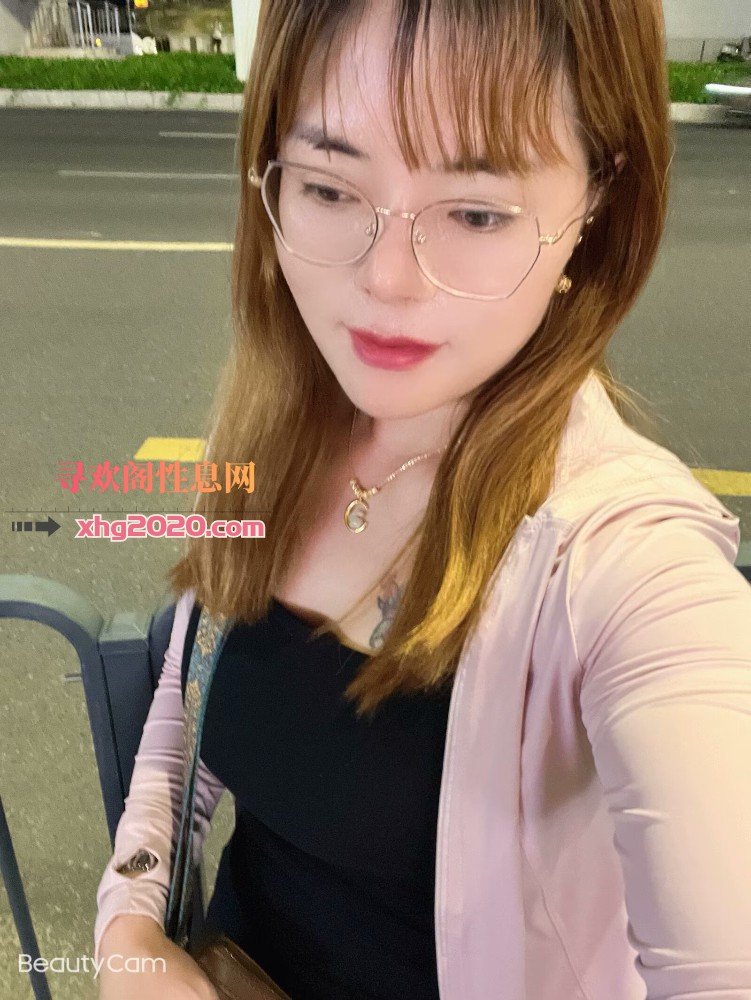 白领眼镜少妇
