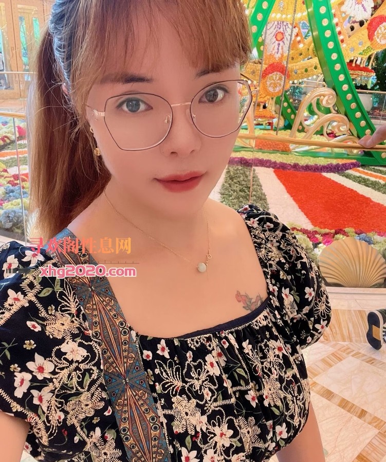 白领眼镜少妇