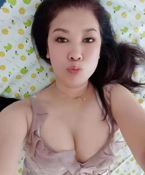 包夜熟女飘雪