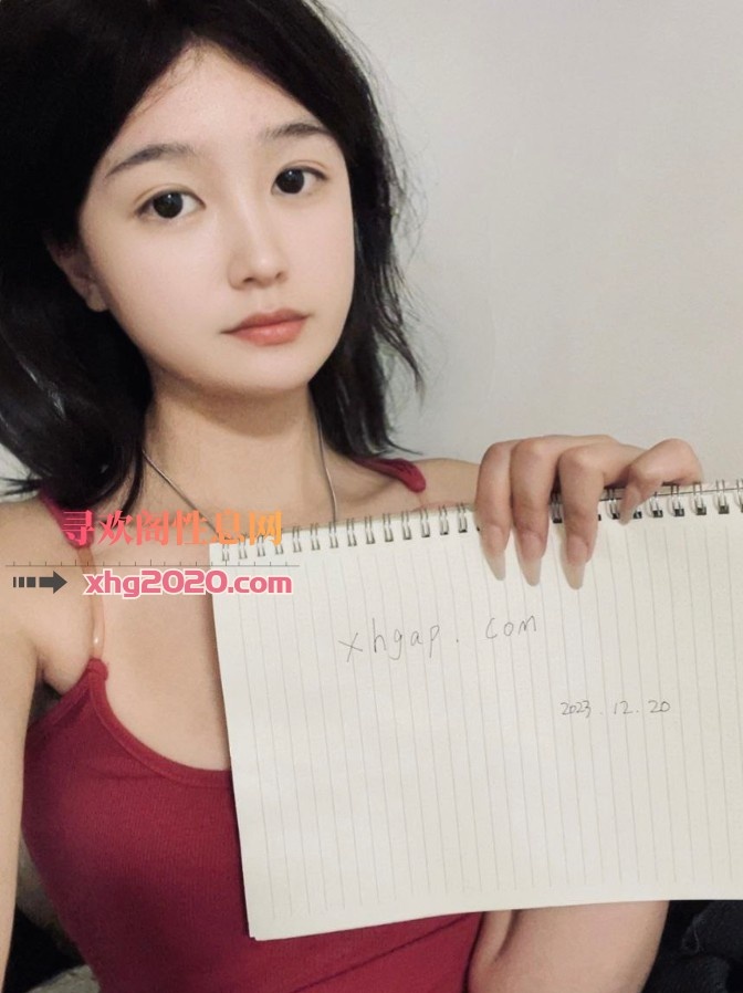 素颜吊带妹子