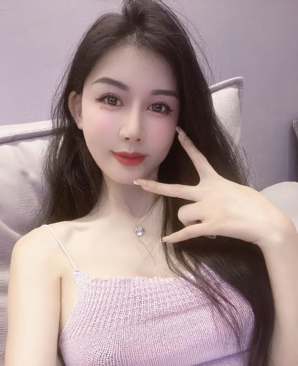 前凸后翘性感女友
