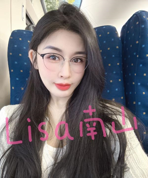 前凸后翘性感女友