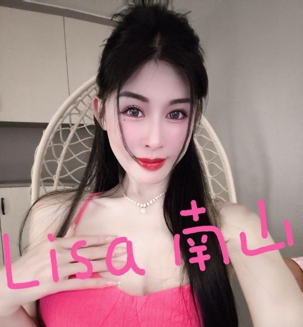前凸后翘性感女友
