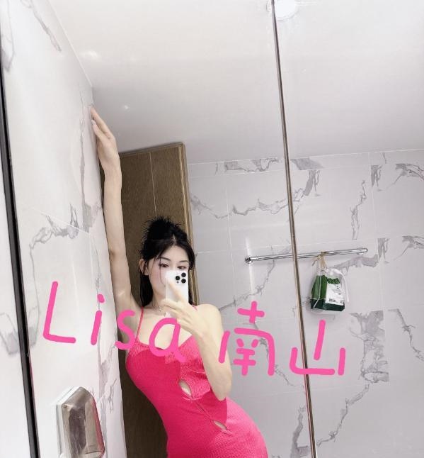 前凸后翘性感女友