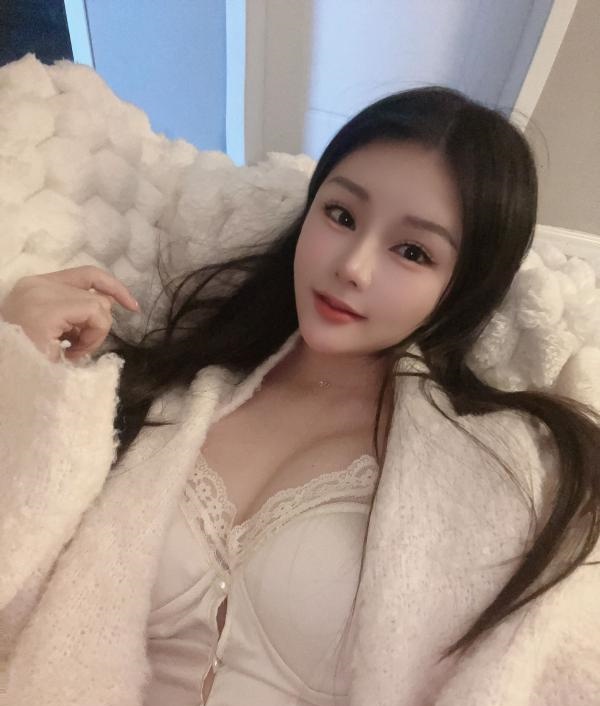 胸大年轻漂亮的妹子