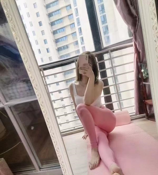 竹山路瑜伽美女