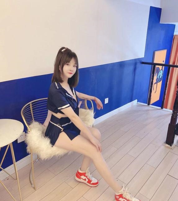 害羞年轻小妹