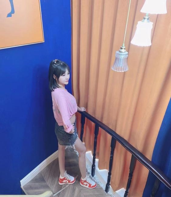 害羞年轻小妹