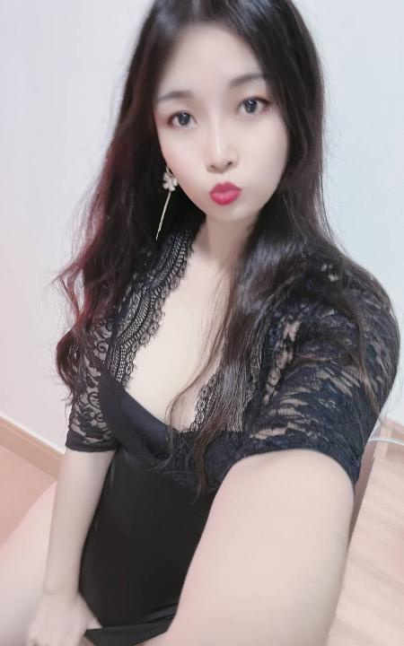 胸大翘臀风骚老师