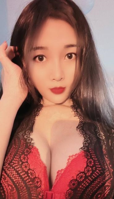 胸大翘臀风骚老师