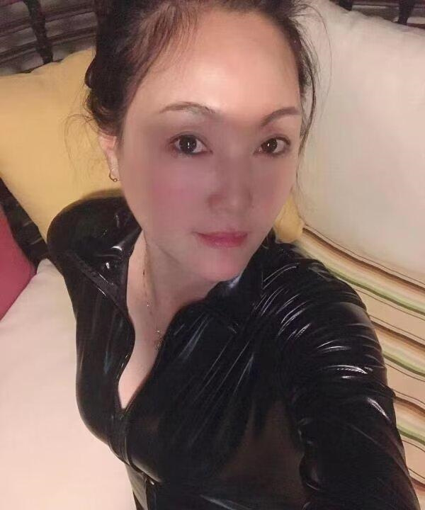 丰乳肥臀的高个熟女